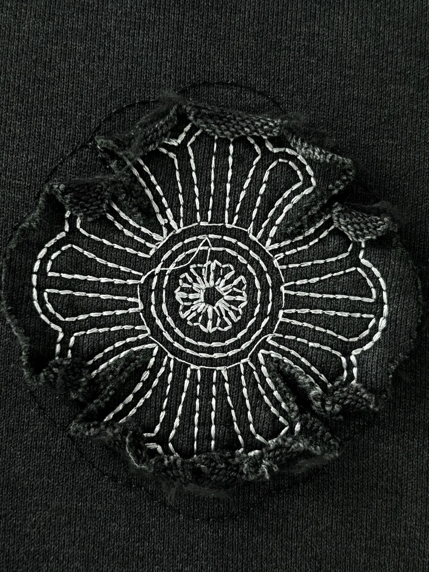 P340 [Higher version] Chrome Hearts*Chrome heart patch embroidered horseshoe logo‼ ️Hooded sweatshirt *Made of double-strand double yarn 430g pure cotton sweatshirt fabric. The fabric is woven with double-strand twisting, which is 40% stronger than single-strand yarn, forming a three-dimensional texture similar to the texture of tripe. It not only maintains the moisture absorption and breathability of pure cotton, but also achieves "softness but not collapse" through double-strand thickening. The whole strip is scanned and sprayed with technology The washing process produces a natural fading effect in parts, and the os version has a more lazy and loose feel. *Laser burnt patch embroidery➕Frayed process: micro-label on the chest patch, large logo horseshoe pattern on the back, heavy laser burnt three-dimensional patch embroidery pattern design, washed and frayed, and the overall garment presents a lazy style. *Whether it is for daily outings or sports and fitness, it can show your trendy attitude and become the focus of the street, with all three standards. Unisex style 𝐂𝐎𝐋𝐎𝐔𝐑: white blue black 𝐒𝐈𝐙𝐄: S-XL
